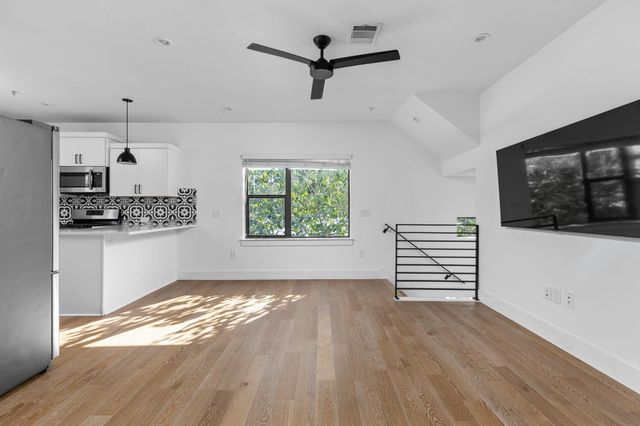 1128 Chicon ST 200, Austin, TX 78702