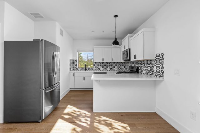 1128 Chicon ST 200, Austin, TX 78702