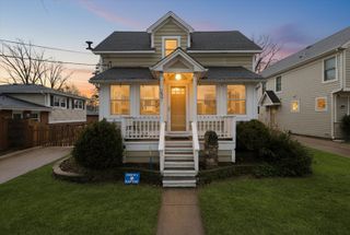 237 W Austin Avenue, Libertyville, IL 60048