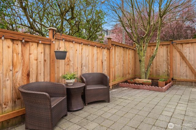 3201 23rd Avenue W, Seattle, WA 98199