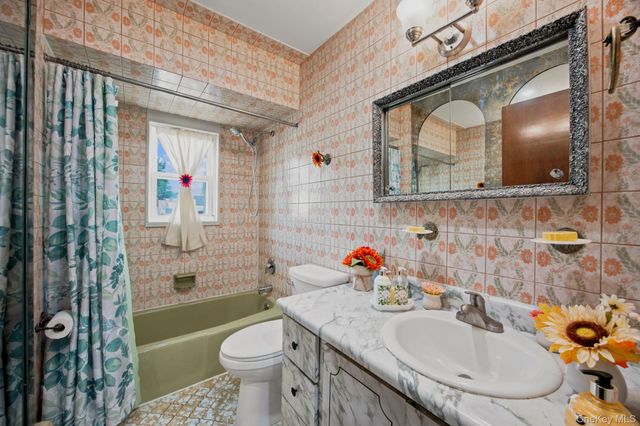 293 85th Avenue, Floral Park, NY 11001