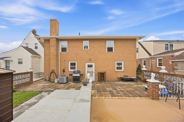 293 85th Avenue, Floral Park, NY 11001