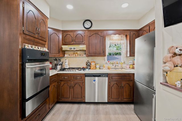293 85th Avenue, Floral Park, NY 11001