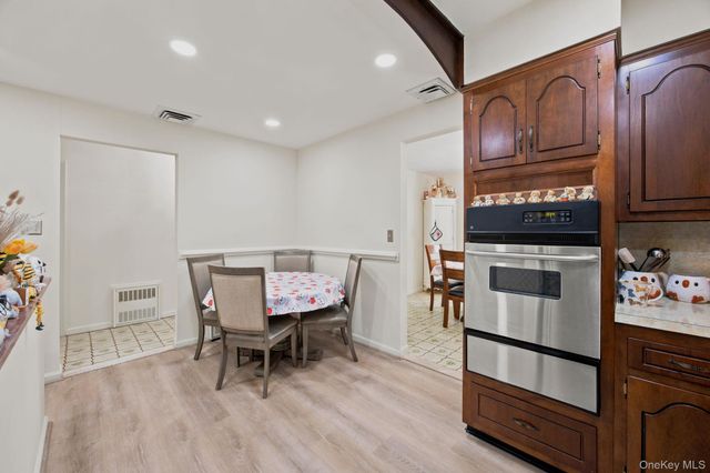 293 85th Avenue, Floral Park, NY 11001