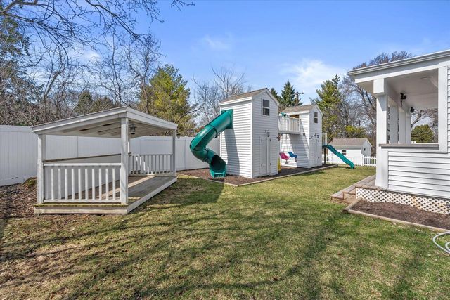 17730 Greenbrier DRIVE, Brookfield, WI 53045