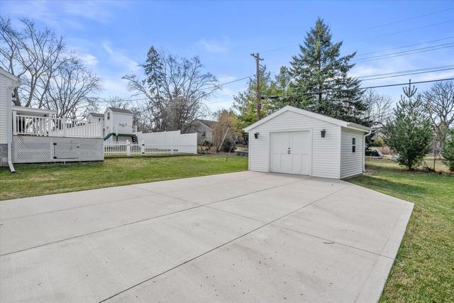 17730 Greenbrier DRIVE, Brookfield, WI 53045