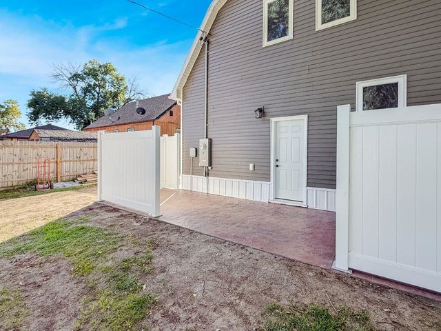 416 22ND ST NW, Minot, ND 58703