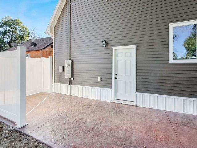416 22ND ST NW, Minot, ND 58703