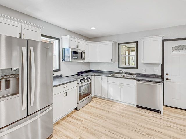 416 22ND ST NW, Minot, ND 58703