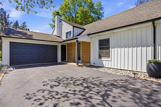 1917 E Cholo Lane, Mount Prospect, IL 60056