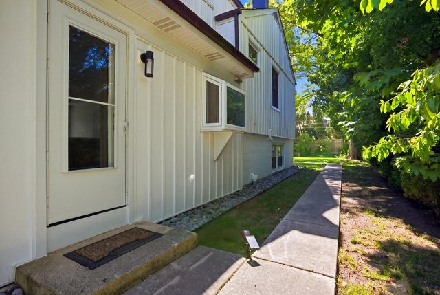 1917 E Cholo Lane, Mount Prospect, IL 60056