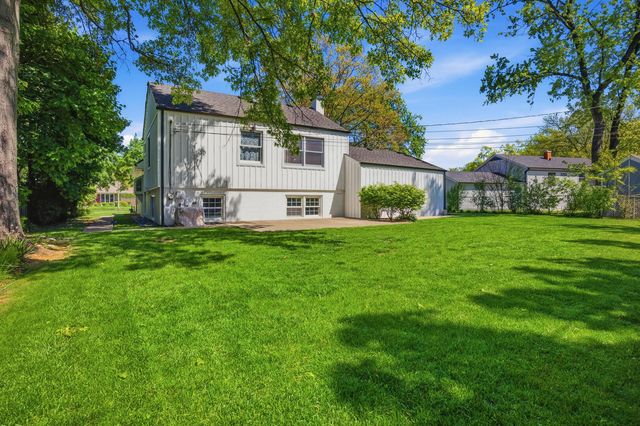 1917 E Cholo Lane, Mount Prospect, IL 60056