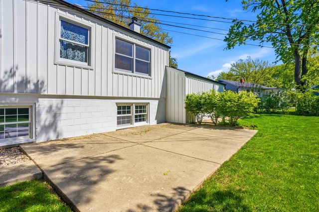 1917 E Cholo Lane, Mount Prospect, IL 60056