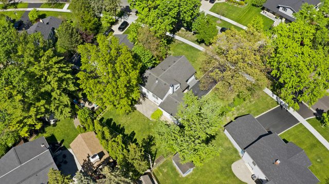 1917 E Cholo Lane, Mount Prospect, IL 60056