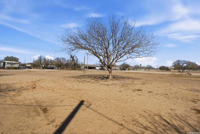 708 Mesquite, Jourdanton, TX 78026