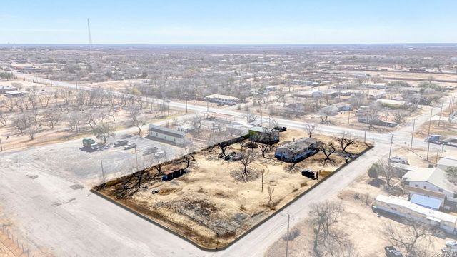 708 Mesquite, Jourdanton, TX 78026