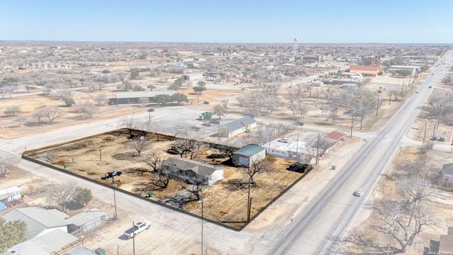 708 Mesquite, Jourdanton, TX 78026