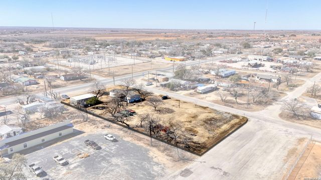 708 Mesquite, Jourdanton, TX 78026