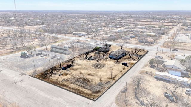 708 Mesquite, Jourdanton, TX 78026