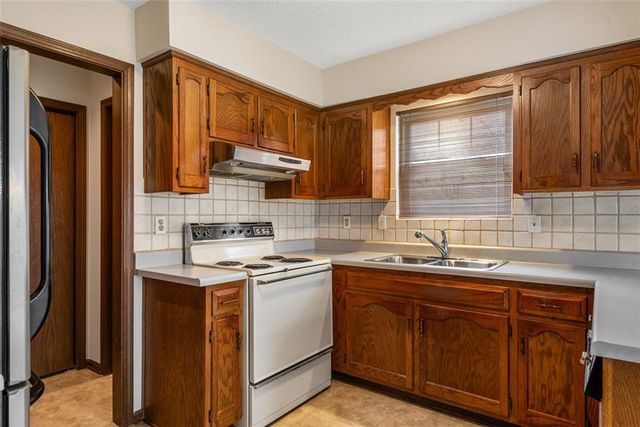 10128 W 86th Terrace, Overland Park, KS 66212