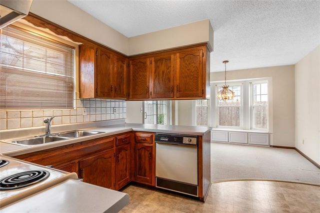 10128 W 86th Terrace, Overland Park, KS 66212