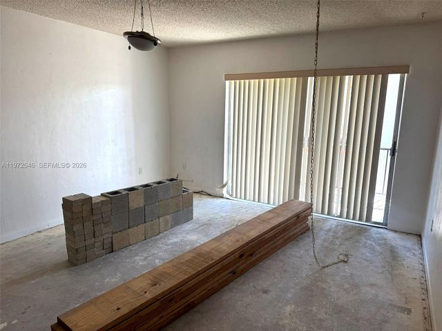 10836 N Kendall Dr V14, Miami, FL 33176