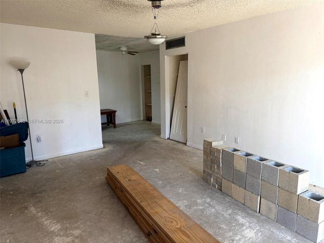 10836 N Kendall Dr V14, Miami, FL 33176