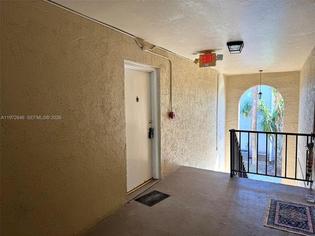 10836 N Kendall Dr V14, Miami, FL 33176