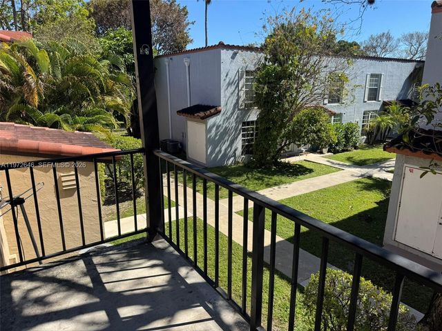 10836 N Kendall Dr V14, Miami, FL 33176