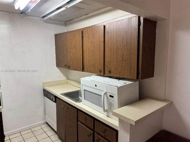 10836 N Kendall Dr V14, Miami, FL 33176