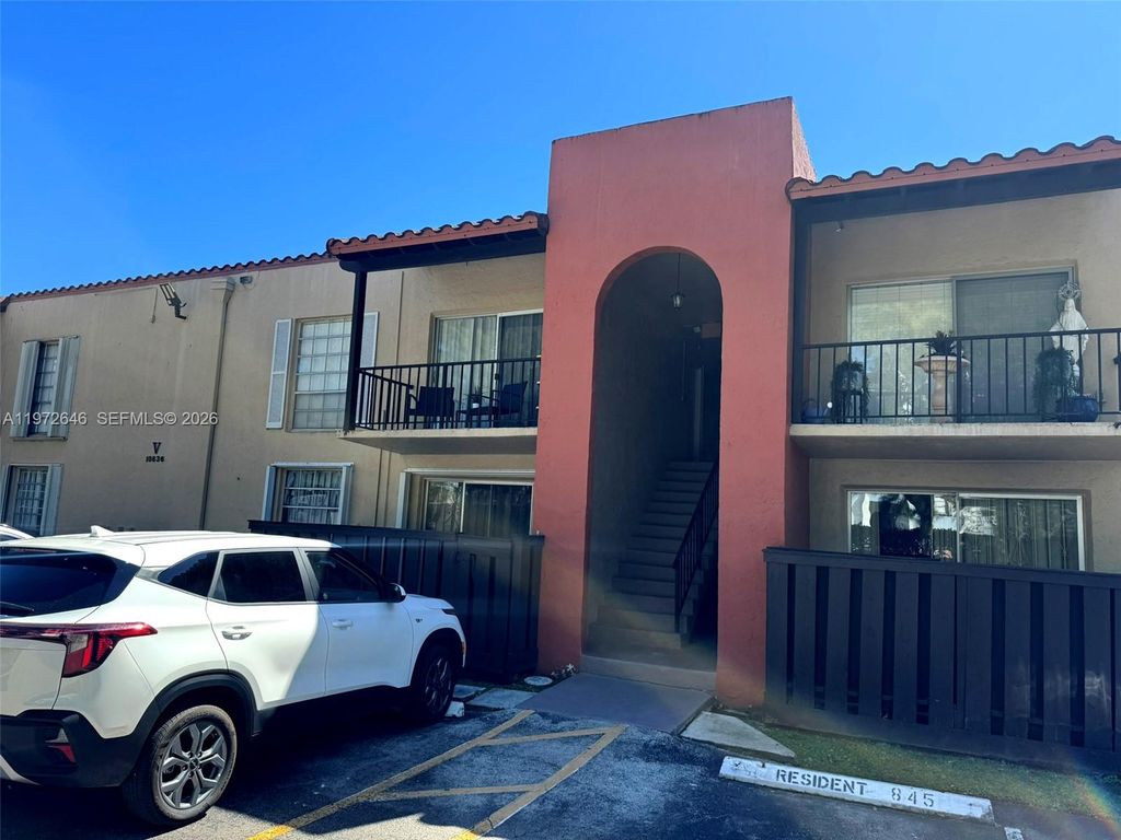 10836 N Kendall Dr V14, Miami, FL 33176