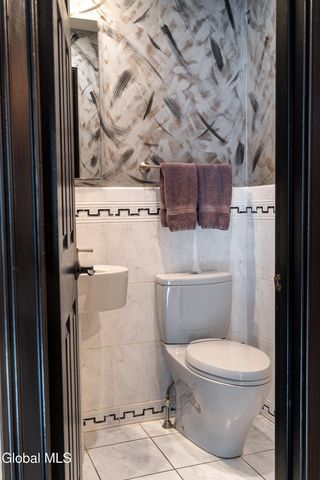 15 Frances Lane, Bethlehem, NY 12203