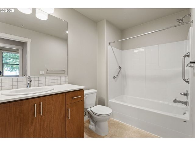 17137 Sw APPLEDALE Rd 104, Beaverton, OR 97007