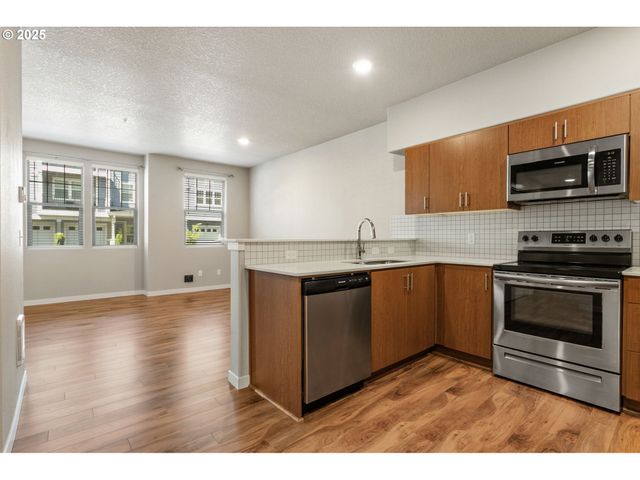 17137 Sw APPLEDALE Rd 104, Beaverton, OR 97007