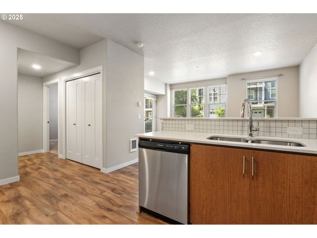 17137 Sw APPLEDALE Rd 104, Beaverton, OR 97007
