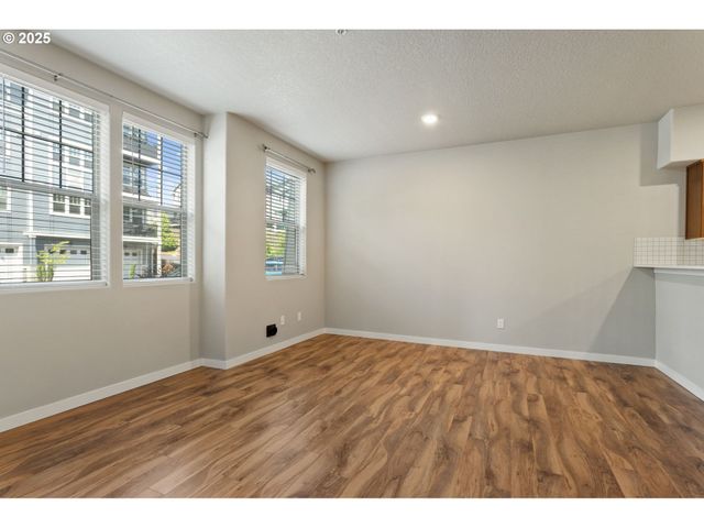 17137 Sw APPLEDALE Rd 104, Beaverton, OR 97007