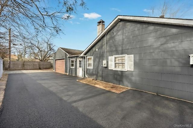 22 Tinder Lane, Lake Grove, NY 11755