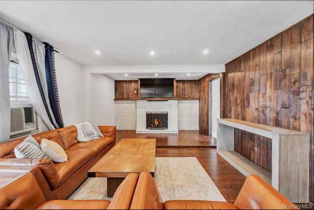 22 Tinder Lane, Lake Grove, NY 11755