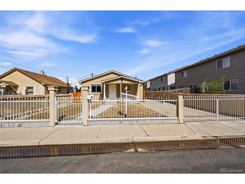 518 15th Avenue Ct, Greeley, CO 80631