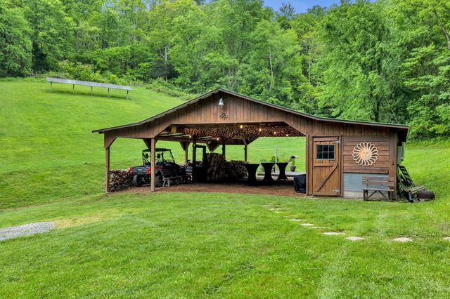 28 Bussell Ln, Gordonsville, TN 38563