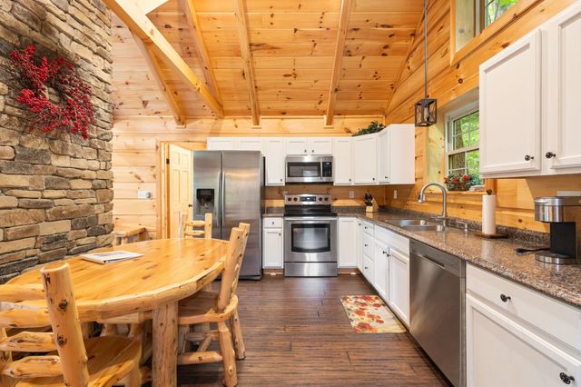 28 Bussell Ln, Gordonsville, TN 38563