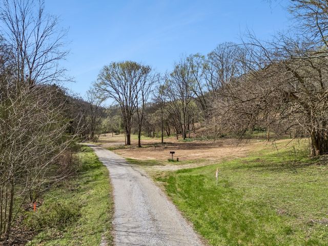 28 Bussell Ln, Gordonsville, TN 38563
