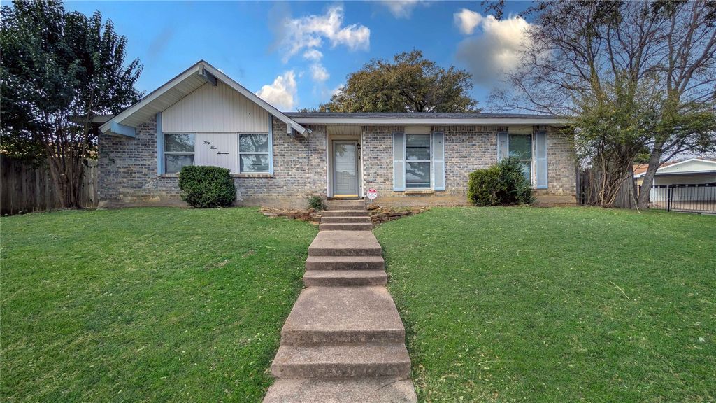 3317 S Edelweiss Drive, Grand Prairie, TX 75052