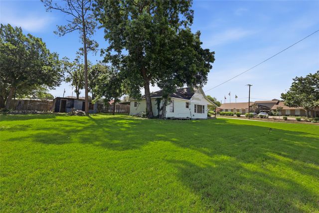 218 W Worth Street, Grapevine, TX 76051