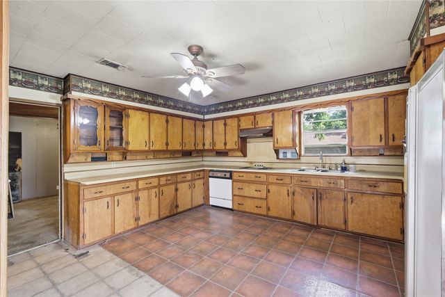 218 W Worth Street, Grapevine, TX 76051