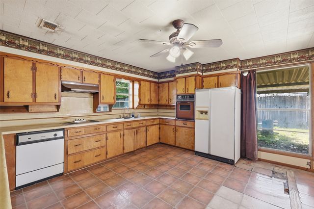 218 W Worth Street, Grapevine, TX 76051