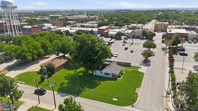 218 W Worth Street, Grapevine, TX 76051