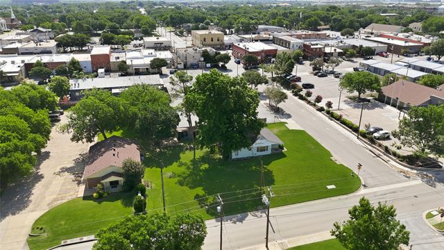 218 W Worth Street, Grapevine, TX 76051