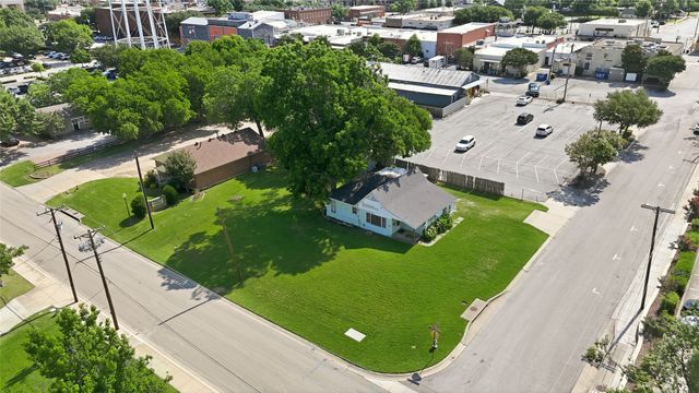 218 W Worth Street, Grapevine, TX 76051