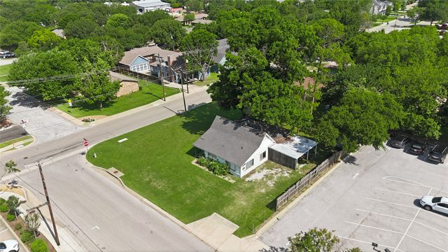 218 W Worth Street, Grapevine, TX 76051